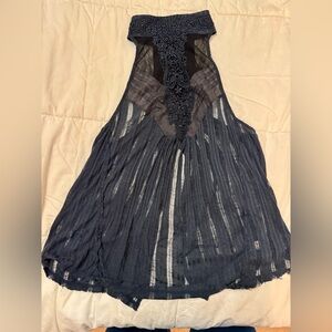 Size Medium
Free People
A really beautiful flowy sheer top.